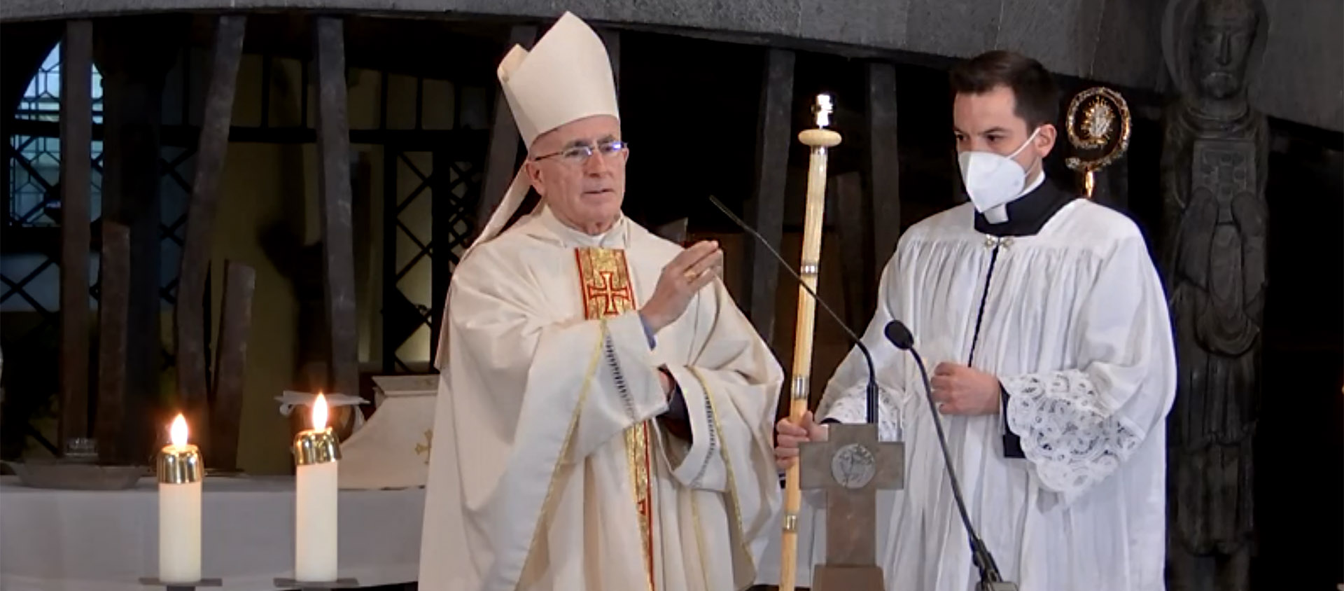 Mgr Bonnemain donne sa bénédiction avec la crosse en ivoire du Ve siècle | capture d'écran RSI