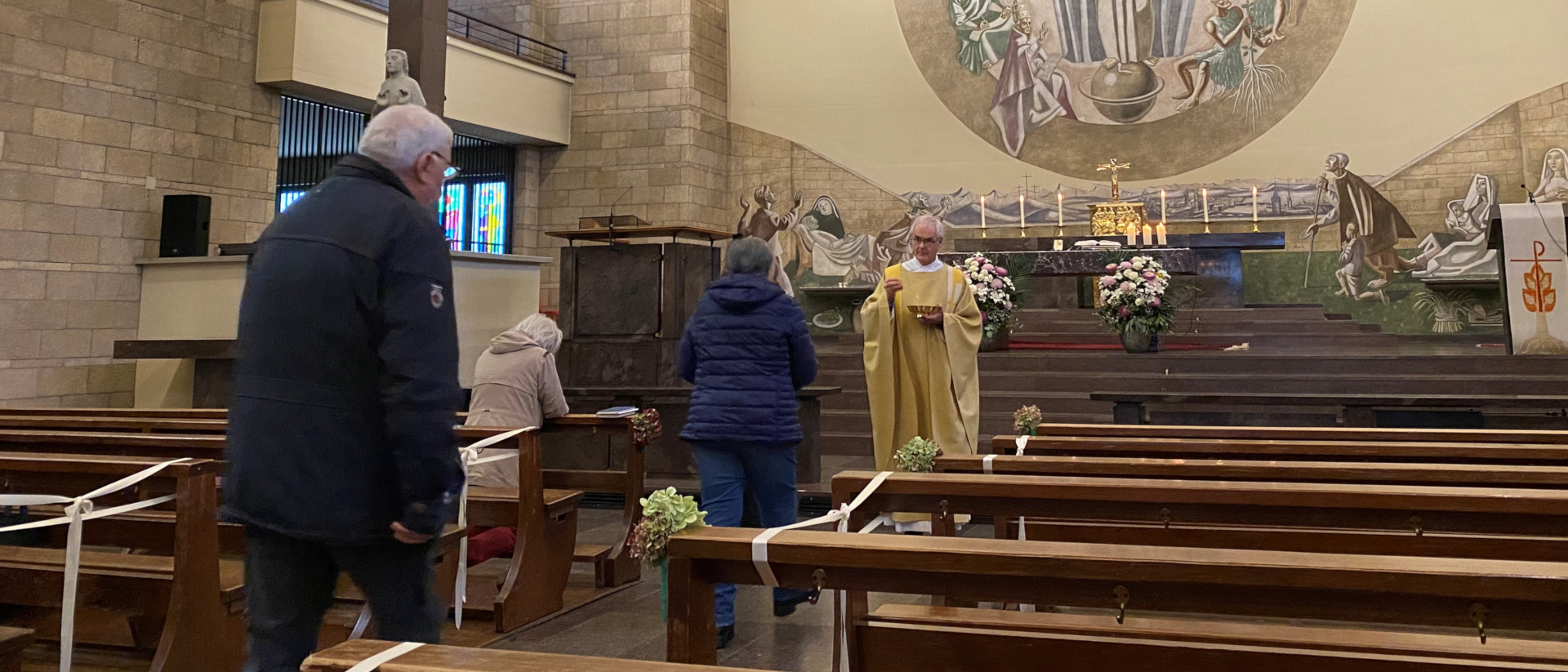 Le curé Marin Piller distribue la communion à l'église de Zurich-Seebach | © Raphael Rauch