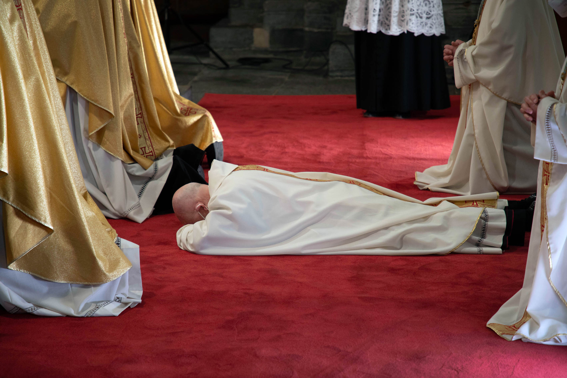 Mgr Bonnemain le visage contre le sol en signe d'humilité | ©  Christoph Wider, forum - Pfarrblatt der katholischen Kirche im Kanton Zürich