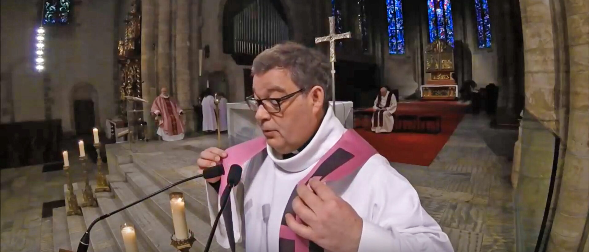 L'habit rose – violet mêlé de blanc – accentue la réjouissance de Pâques. Ici l'abbé Girard à la cathédrale de Sion en 2018 | © Youtube