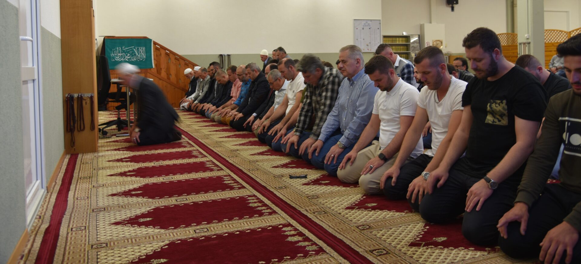 Prière de rupture du jeûne du Ramadan au centre culturel de la communauté albanaise de Lausanne | © Raphaël Zbinden