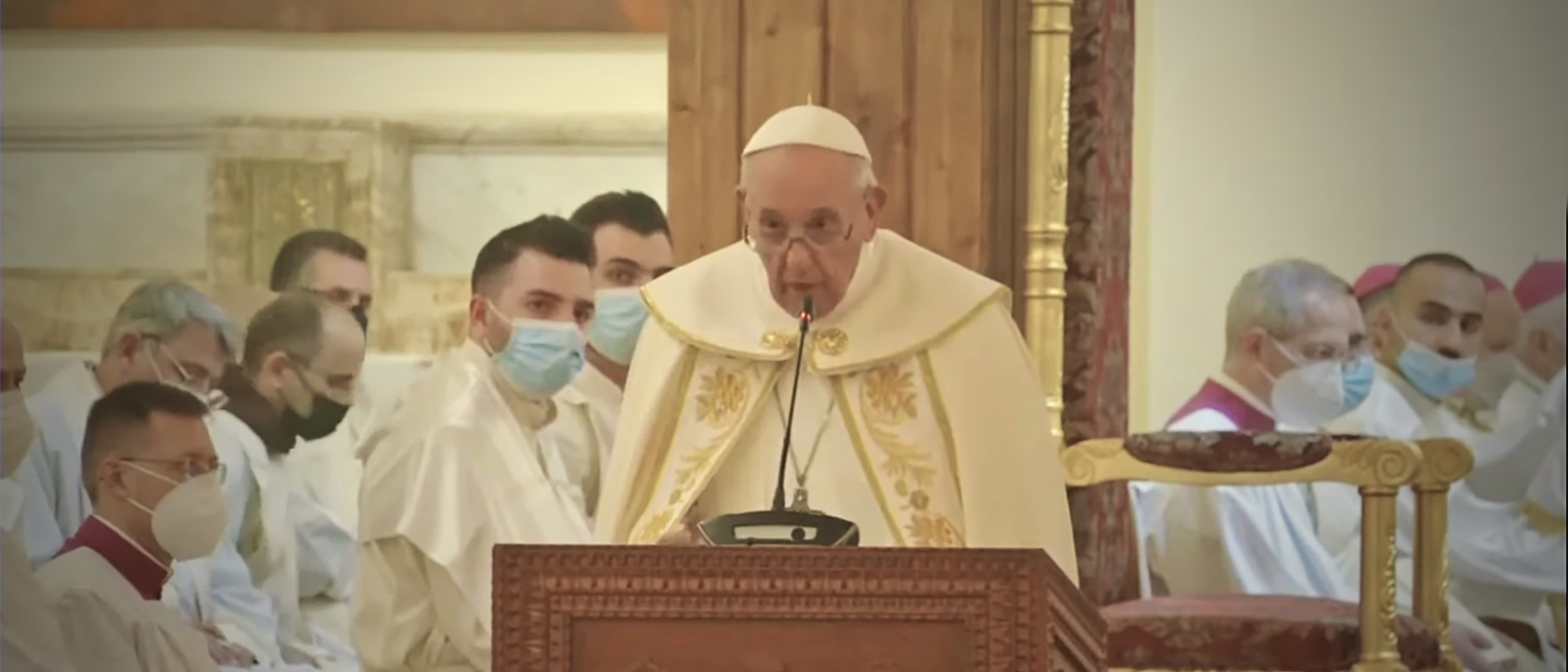 Le pape François a célébré la messe chaldéenne dans la cathédrale saint Joseph de Bagdad le 6 mars 2021 au soir | capture Youtube