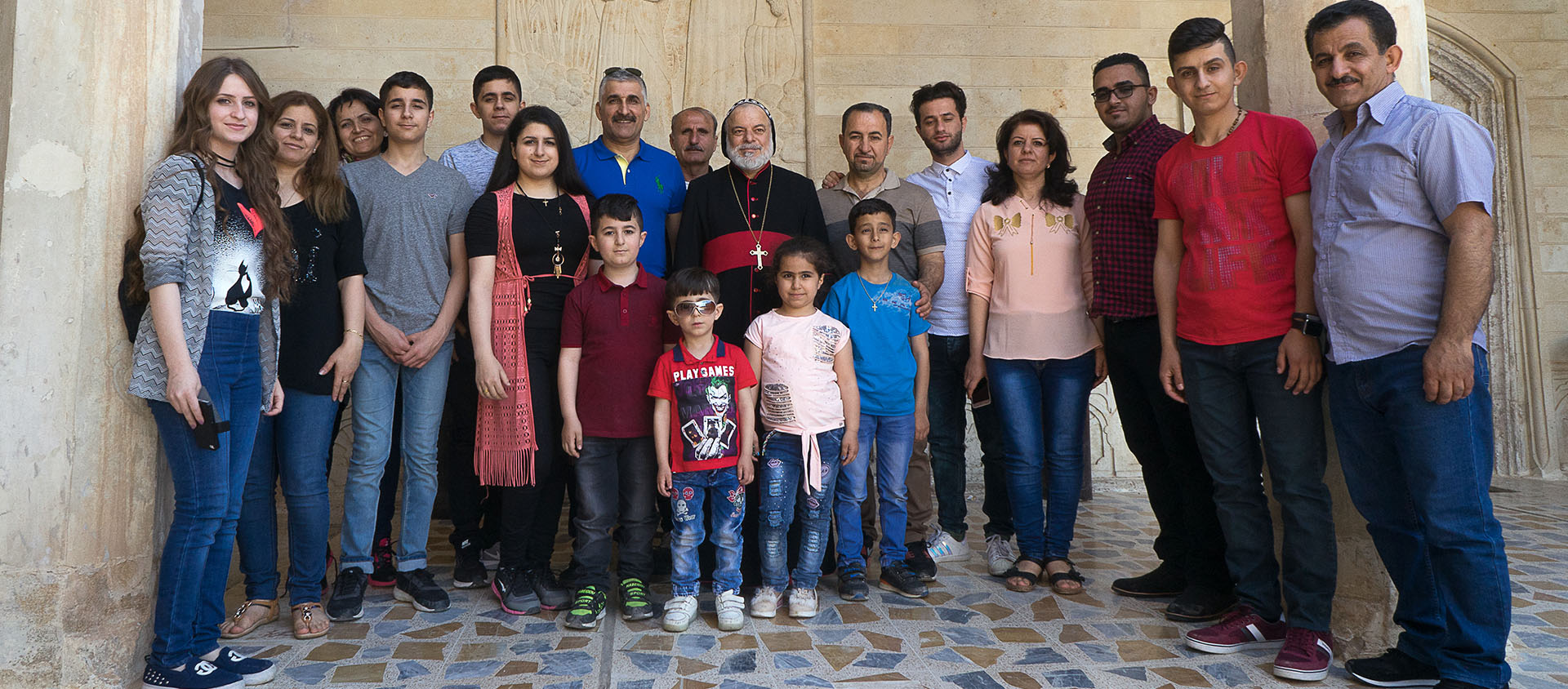 Le prieur et évêque Moussa al Shamani avec un groupe de visiteurs syriaques-orthodoxes au monastère Mar Matta, en avril 2017 | © Pascal Maguesyan

