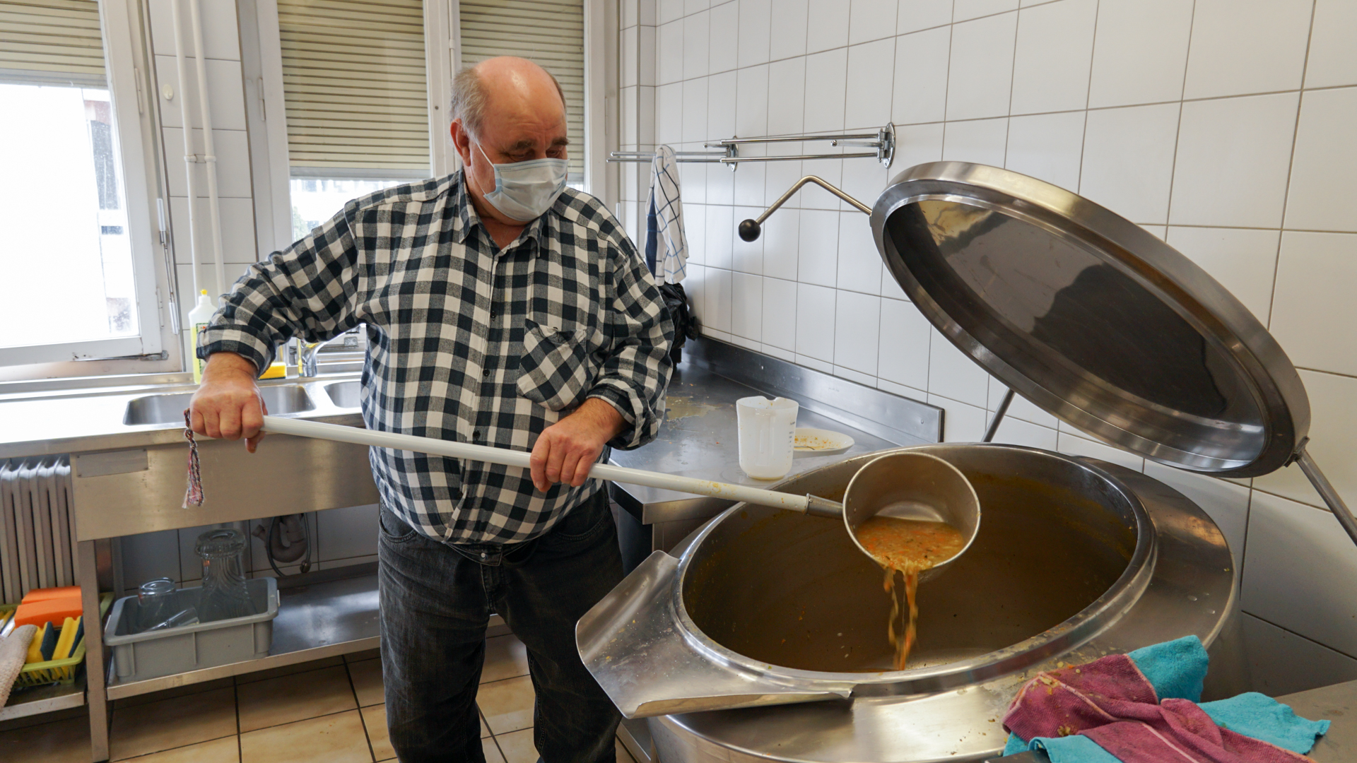 Pour ce vendredi, Davide a cuit 110 litres de soupe de carême | © Maurice Page