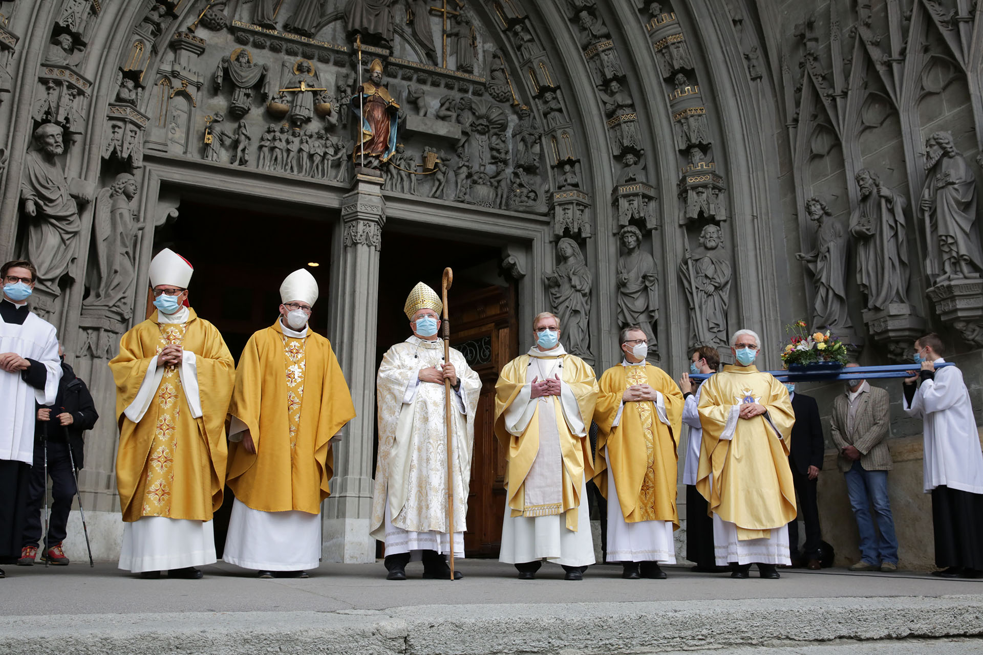 Les évêques attendent le reliquaire sur le parvis de la cathédrale Saint-Nicolas | © Bernard Hallet