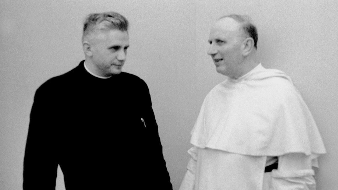 Joseph Ratzinger (à gauche), futur Benoit XVI, discutant Yves Congar lors du Concile Vatican II (Rome, 1962)