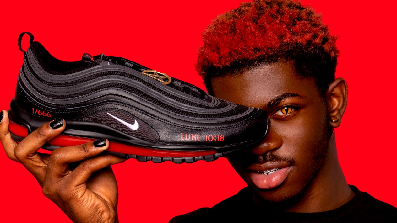 Réalisées en partenariat avec le rappeur américain Lil Nas X, les "Satanic shoes" ont valu à ce dernier d’être accusé de satanisme et ont été retirées de la vente | © capture écran Youtube 