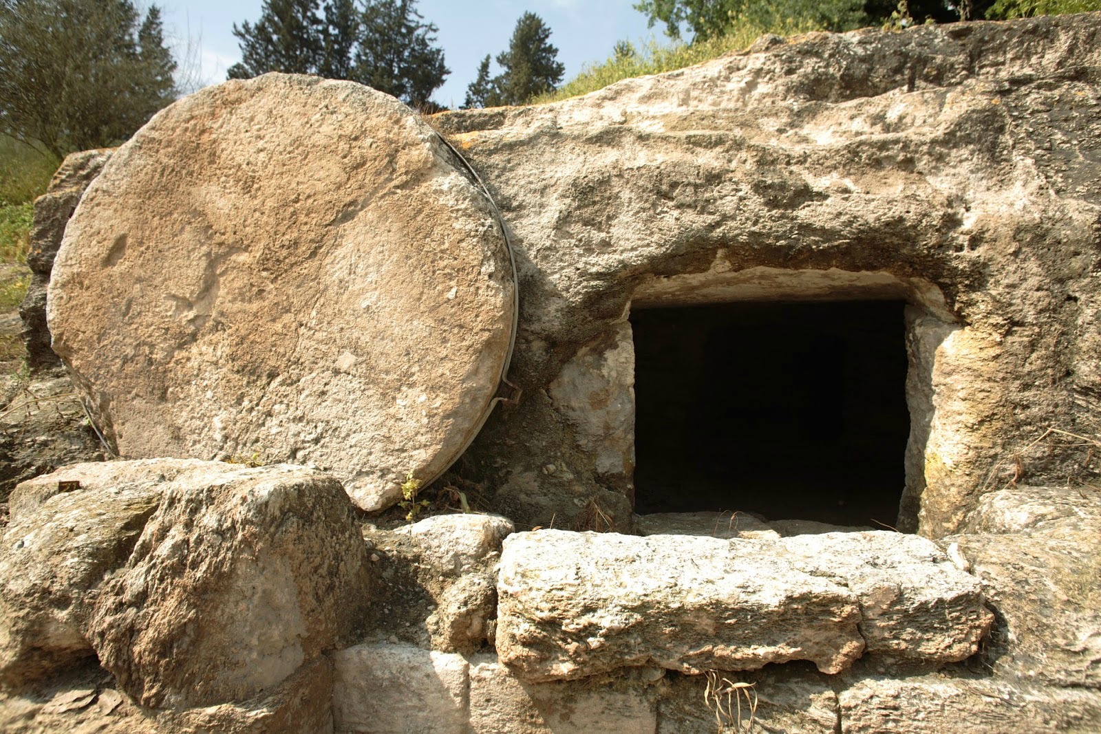"C’est alors qu’entra l’autre disciple,
lui qui était arrivé le premier au tombeau.
Il vit, et il crut." | DR