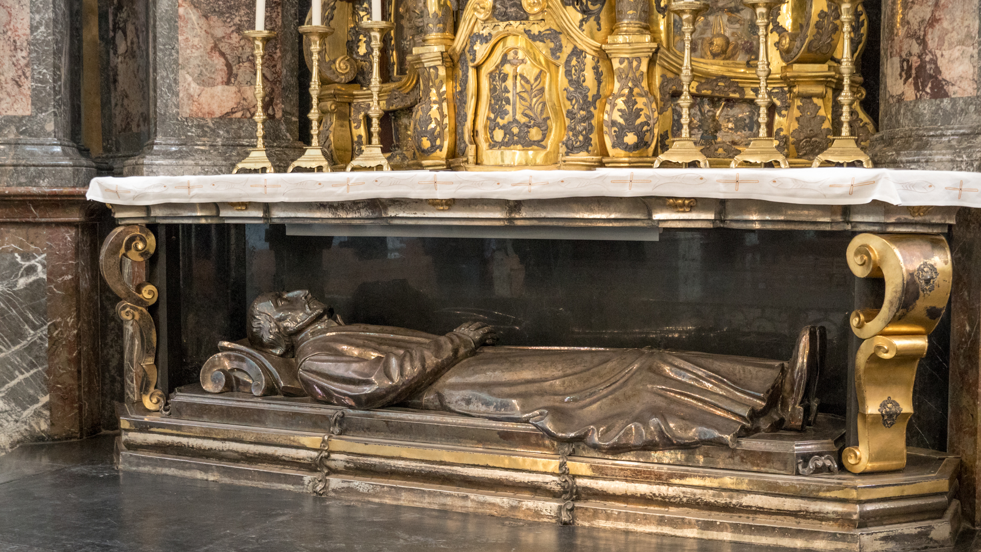 Le gisant de saint Pierre Canisius, sous le maître-autel de l'église du collège St-Michel |  © Maurice Page 