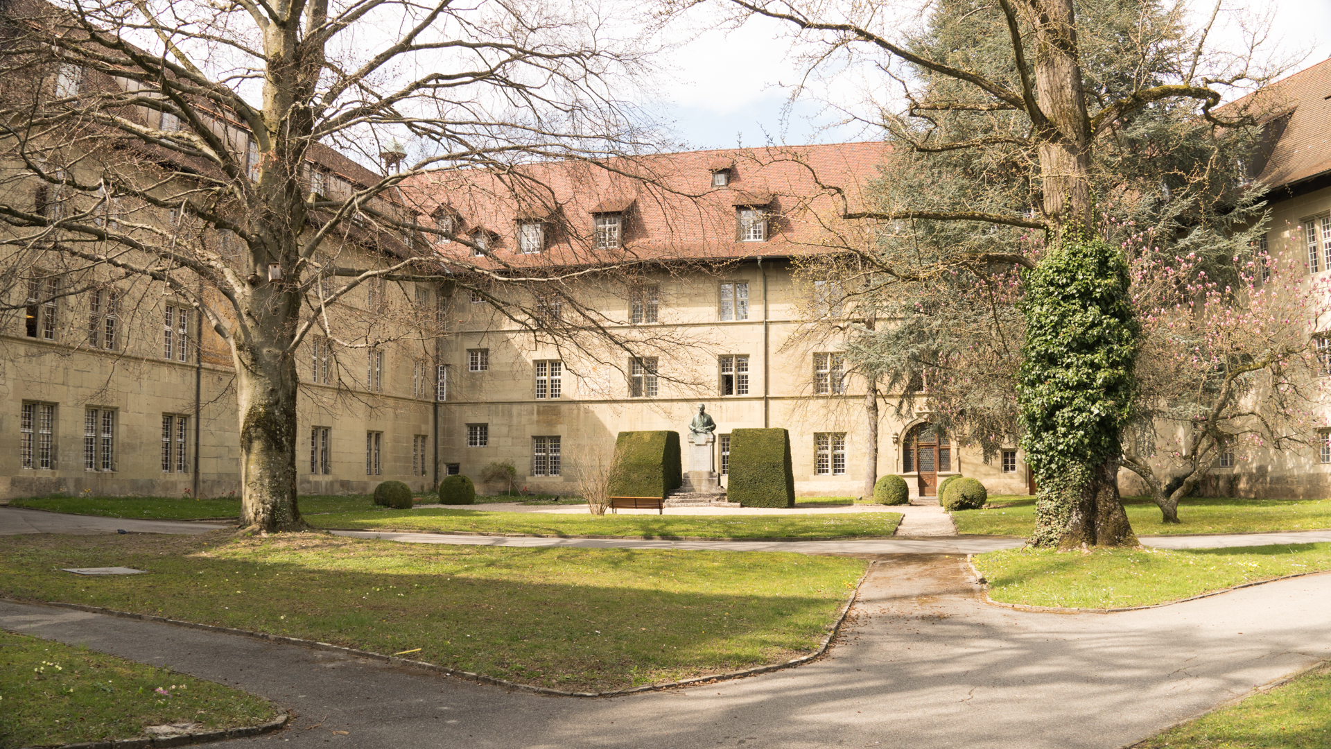 La cour du collège St-Michel avec le buste de Canisius | © Maurice Page 