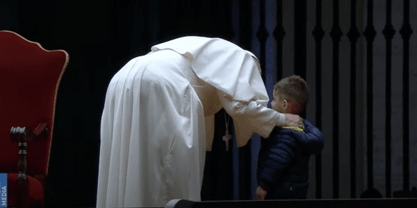 Le pape François salue un enfant à l'issue du Chemin de Croix | capture d'écran youtube