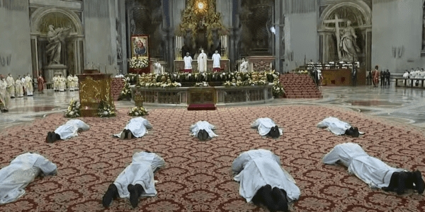 Le pape a ordonné neuf prêtres dans la basilique st-Pierre | I.MEDIA