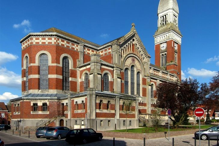 L'église St-Jean-Baptiste de de Steenwerck a été reconstruite en 1928 dans le style romano-byzantin | wikimedia commons