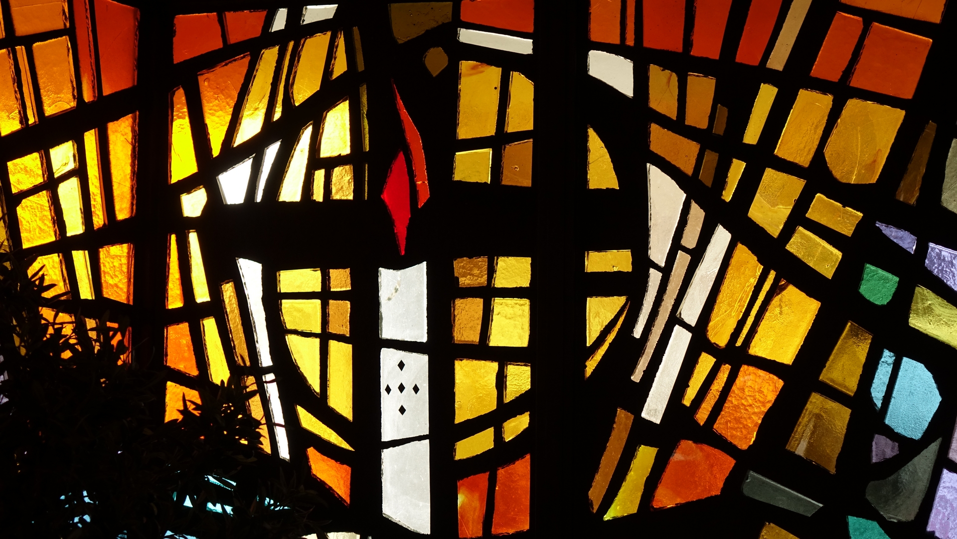 Vitrail de la résurrection. dalle de verre de Yoki, à l'église Ste Thérèse, à Fribourg  | © Maurice Page
