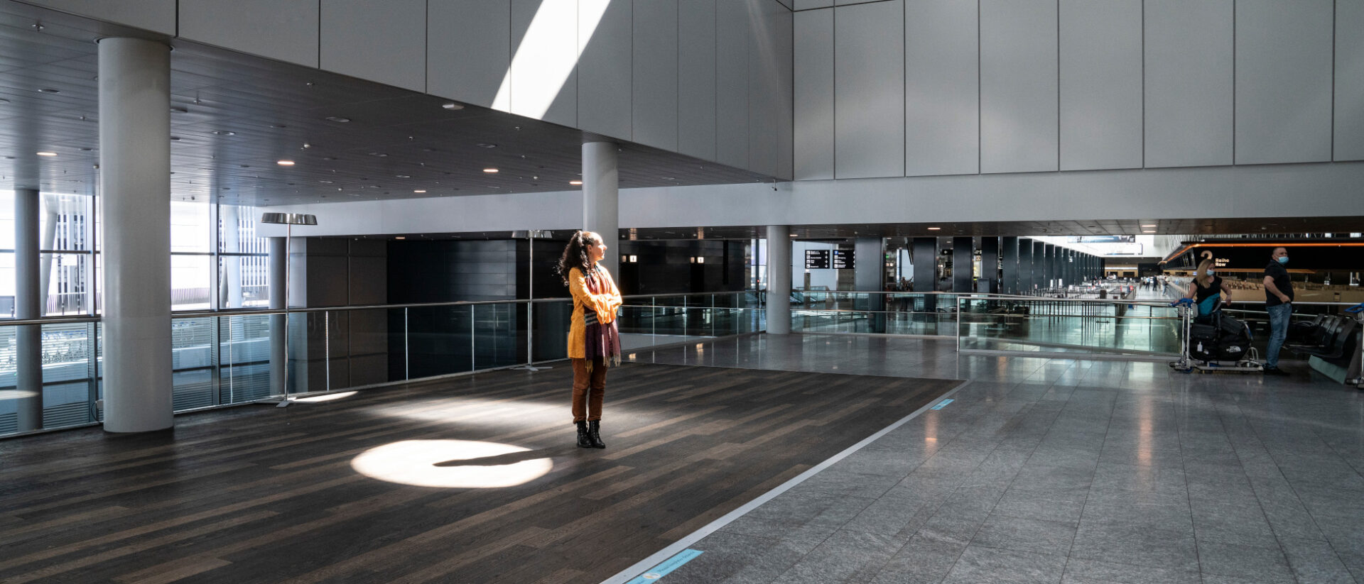L'aumônier Andrea Thali dans un aéroport de Zurich largement déserté | © Vera Rüttimann