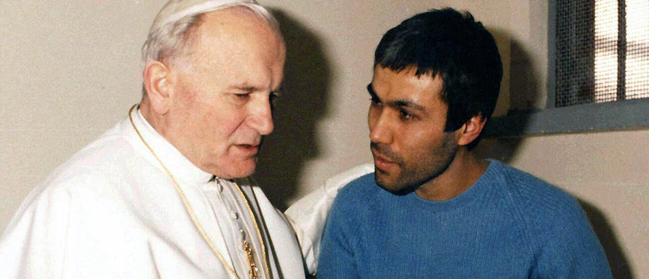 En 1983, deux ans après l'attentat, Jean Paul II rencontrait Ali Agça dans sa cellule et lui accordait son pardon | © AP Photo/Arturo Mari, L'Osservatore Romano