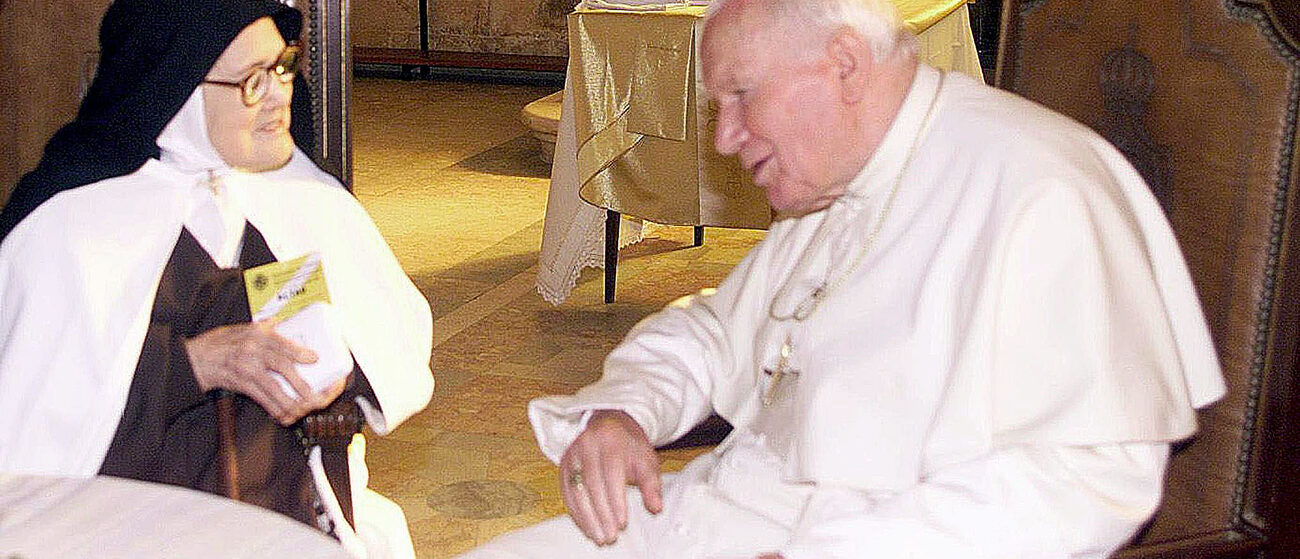 Jean Paul II s'entretient avec Maria Lucia, l'une des trois personnes à laquelle la Vierge est apparue à Fatima | © AP Photo/Arturo Mari/Pool/keystone
