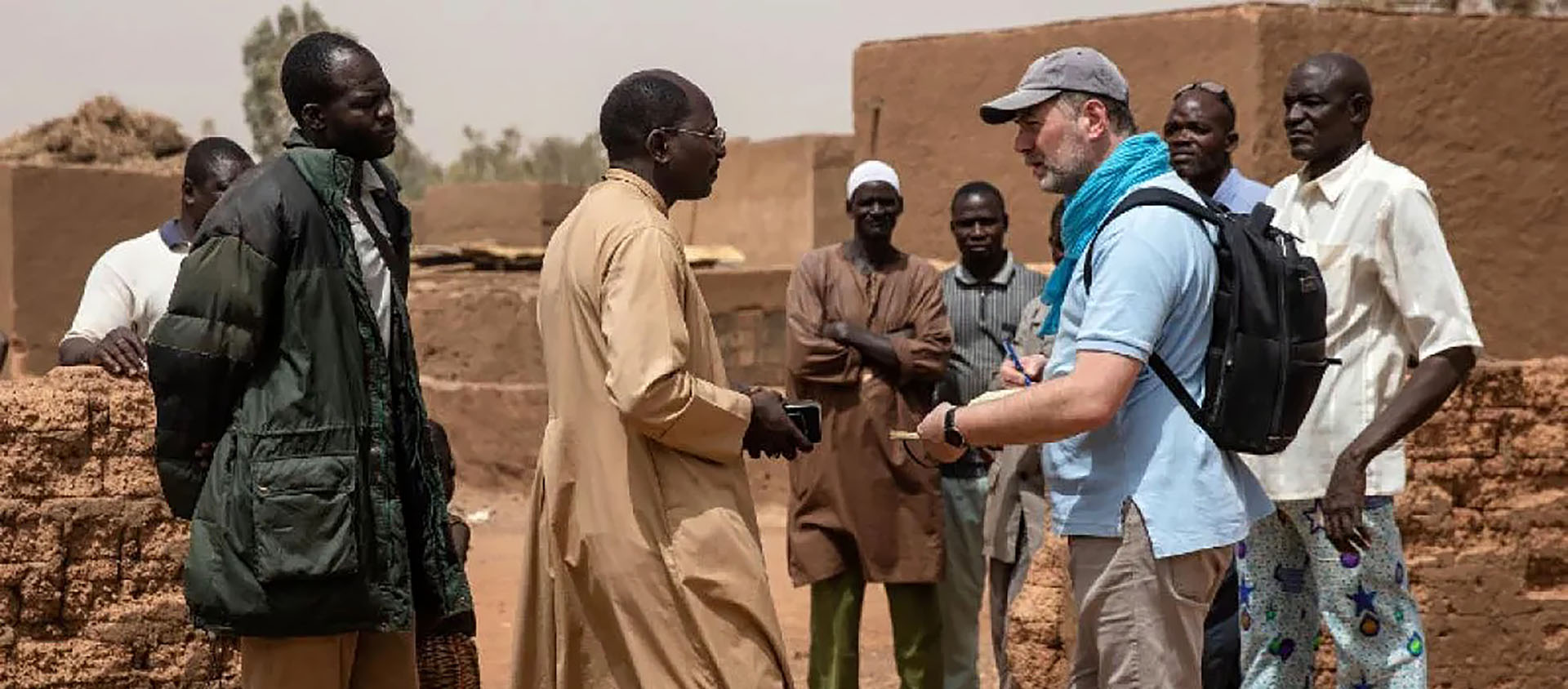 Antoine-Marie Izoar lors  son reportage au Burkina Faso, en février 2020 | © S.Garcia/Hans Lucas pour FC