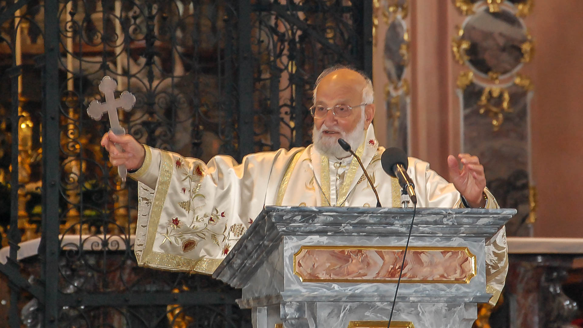 Le patriarche melkite émérite Mgr Grégoire III Laham donne sa bénédiction | © Jacques Berset