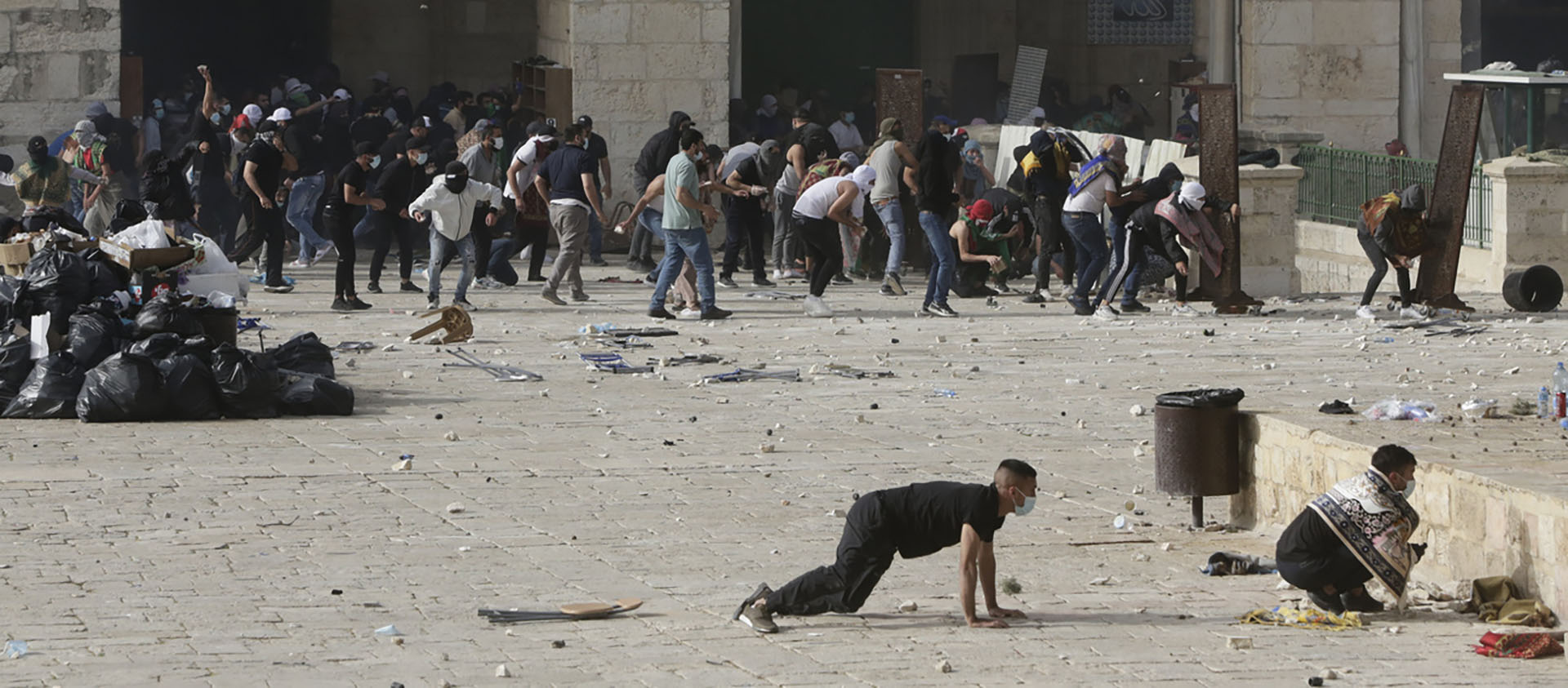 Des Palestiniens affrontent les forces de sécurité israéliennes dans l'enceinte de la mosquée Al Aqsa, dans la vieille ville de Jérusalem, lundi 10 mai 2021 | © Ap Photo//Mahmoud Illean/Keystone
