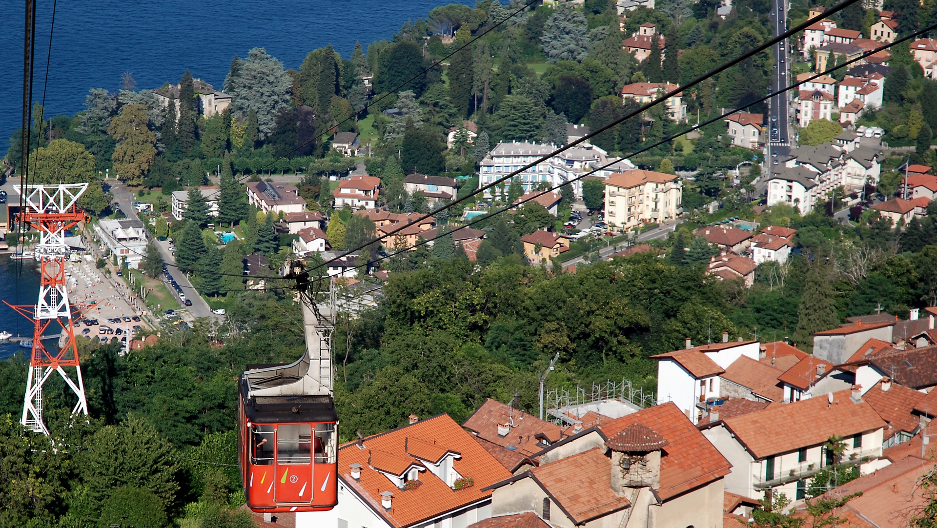 Un téléphérique relie Stresa au bord du Lac Majeur au Mont Montarrone | wikimedia commons CC-BY-SA-2.0