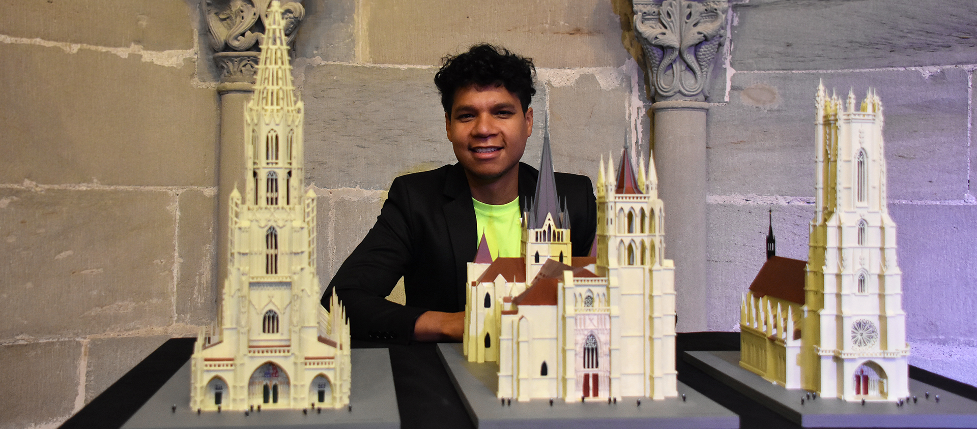 Luciano Xavier dos Santos exposant à la cathédrale de Lausanne | © Grégory Roth