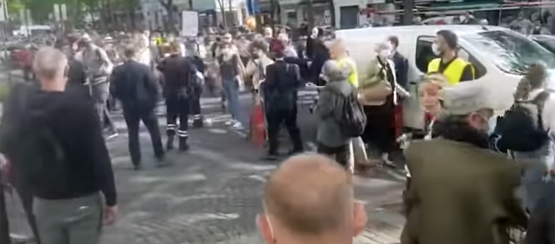 Des manifestants d'extrême gauche s'en sont pris aux manifestants | Capture-écran/Diocèse de Paris