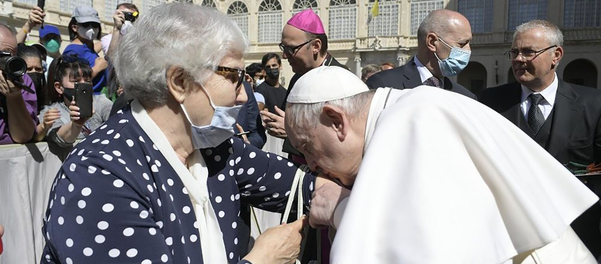 Le pape embrasse le bras d'une femme rescapée du camp d'Auschwitz-Birkenau | © Vatican News