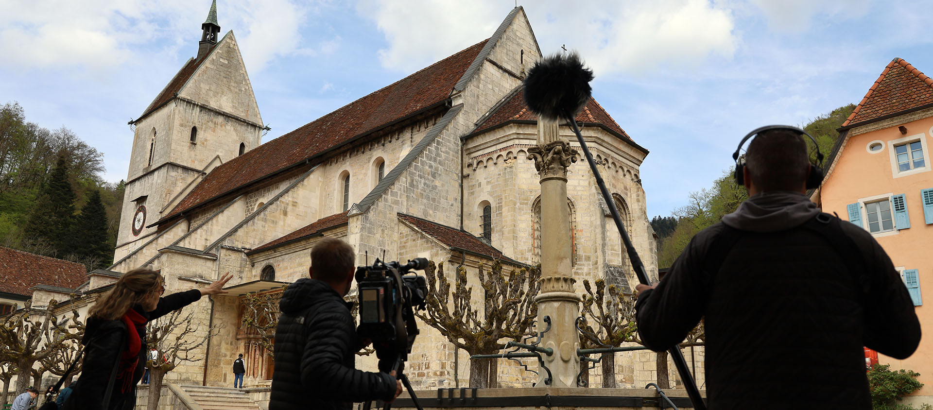 Les équipes de la RTS étaient à Saint-Ursanne mardi pour préparer un film d’introduction à la messe | © Maxime Nougé/Le quotidien Jurassien