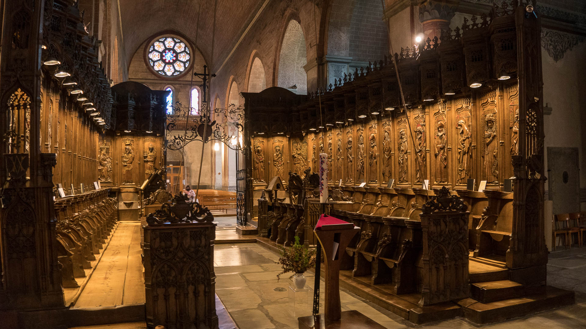 Les stalles du XVe siècle occupent une grande partie de l'espace de l'église d'Hauterive | © Maurice Page 