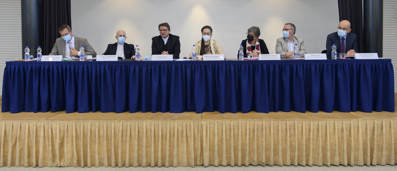 La conférence de presse de la CES et de la RKZ, à Berne, a réuni (de g. à d.) Erwin Tanner-Tiziani, Mgr Joseph Maria Bonnemain, Mgr Felix Gmür, Encarnacion Berger-Lobato, Renata Asal-Steger, Roland Loos, Daniel Kosch | © KEYSTONE/Anthony Anex