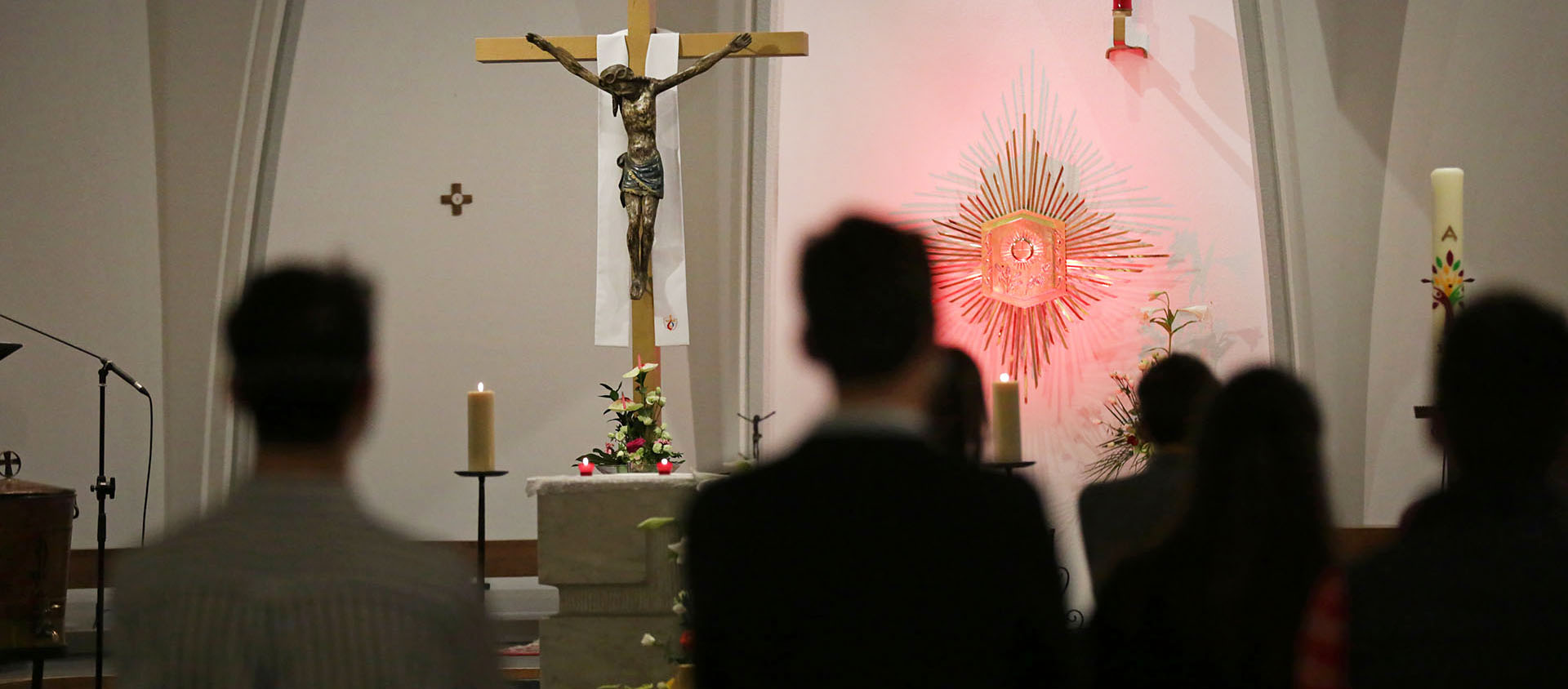 Entre 30 et 50 jeunes se retrouvent à la paroisse Sainte-Thérèse à Lausanne pour prier | © Bernard Hallet