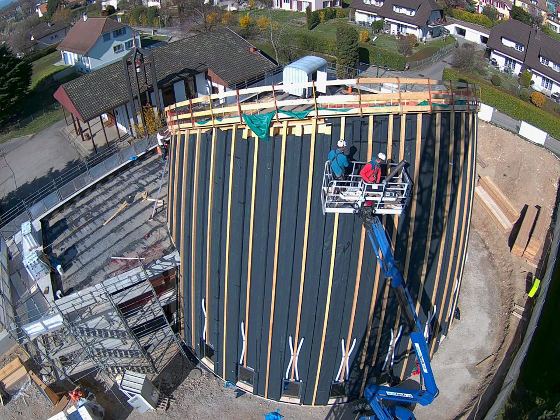 Le chantier a bien avancé, ici en avril, et la nouvelle église devrait être inaugurée à l'automne | © Claude Jenny