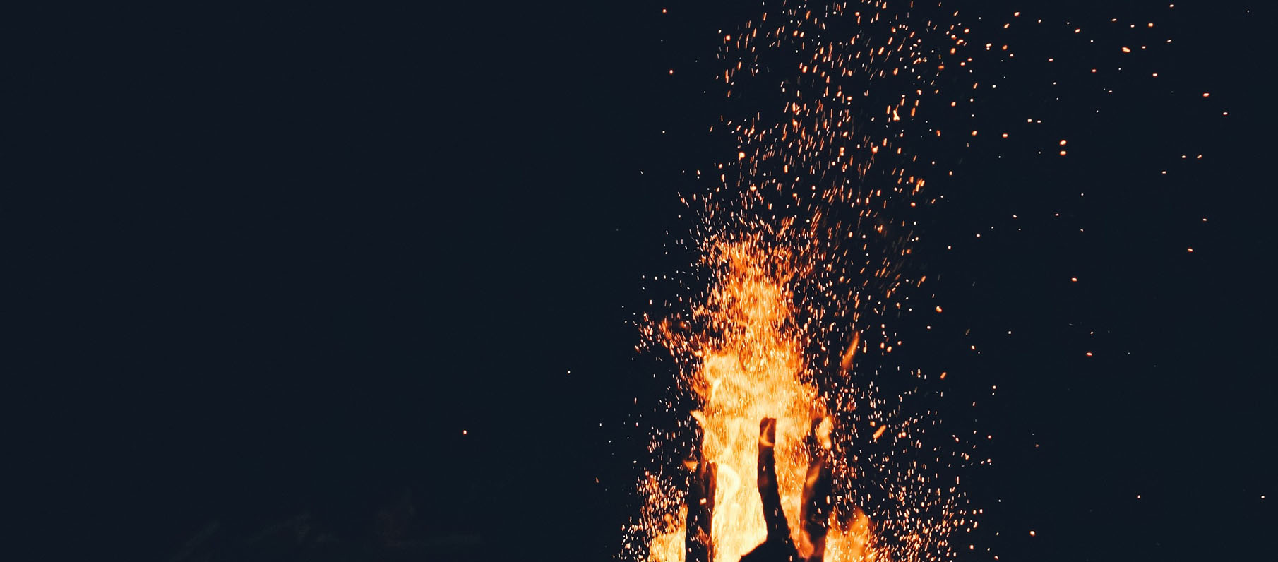 La symbolique du feu accompagne depuis la nuit des temps les célébrations du solstice d'été | © Toa Heftiba/Unsplash