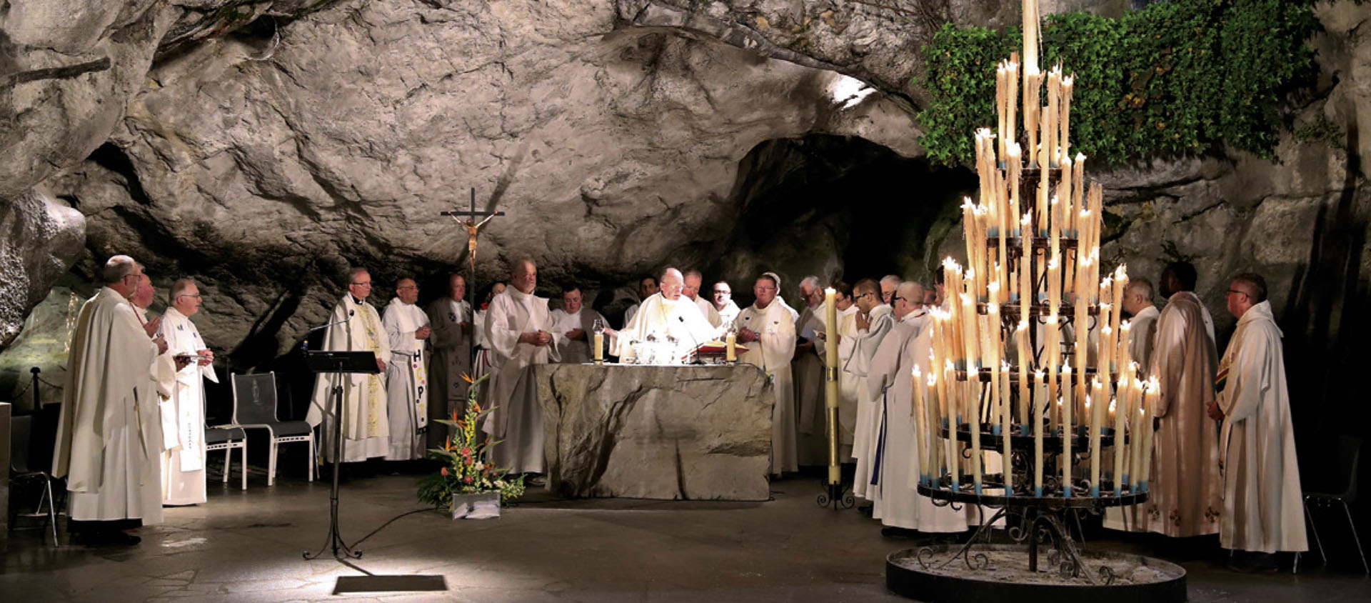 Une messe est prévue tous les soirs à la grotte à 22h30 | © Sanctuaire de Lourdes