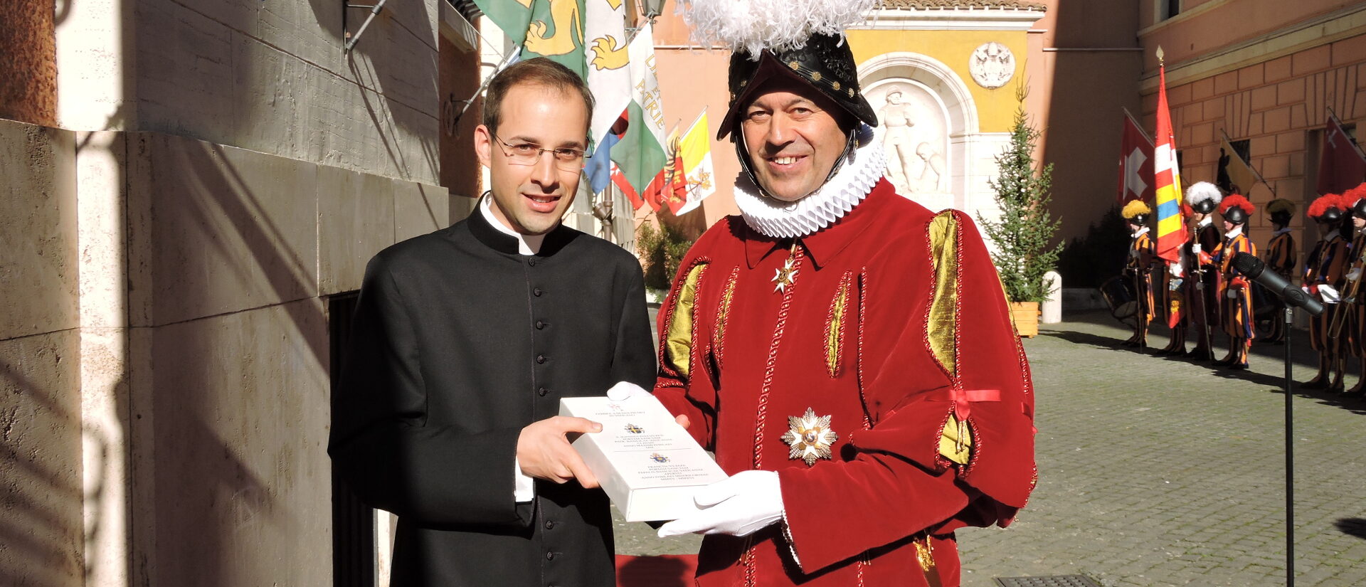 L'abbé Thomas Widmer en compagnie du commandant de la Garde Suisse Christoph Graf | © DR