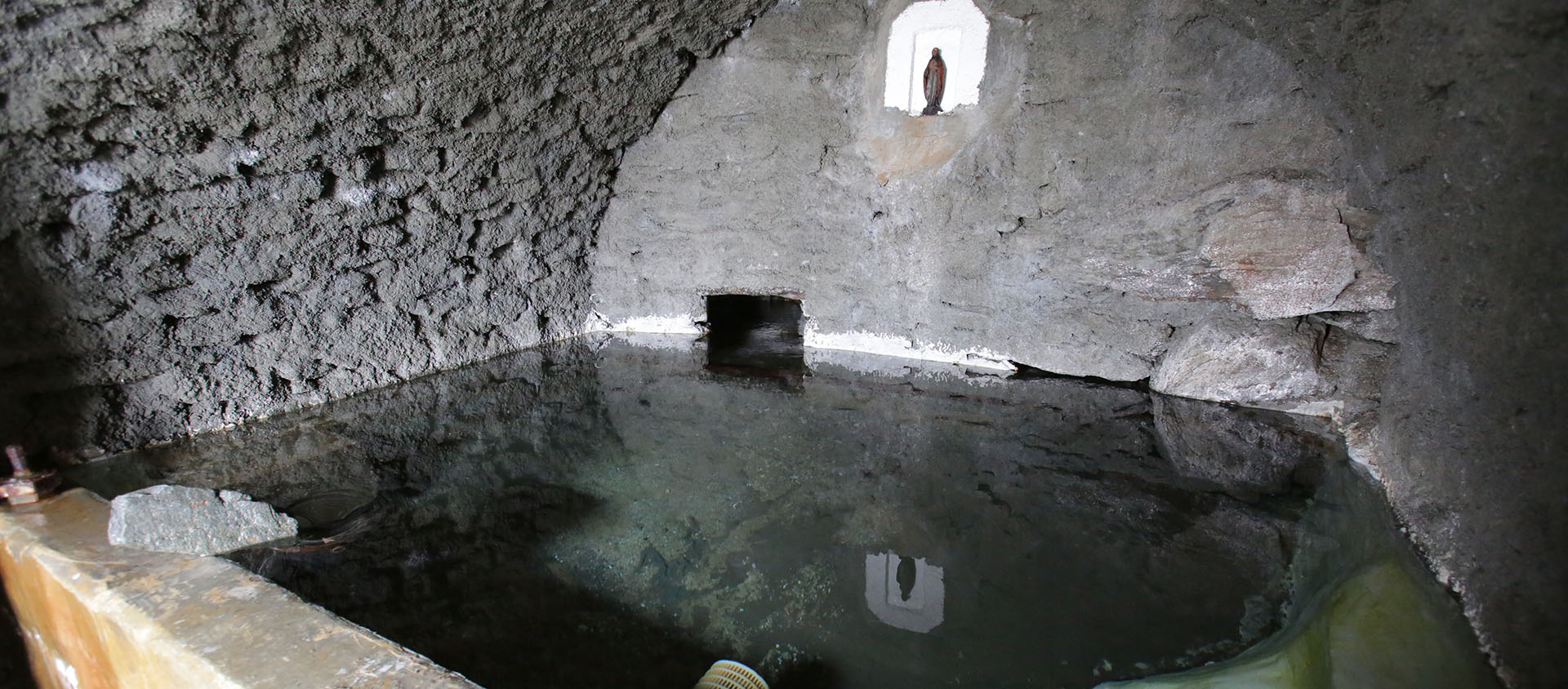 Le bassin de retenue d'eau de la source | © Bernard Hallet