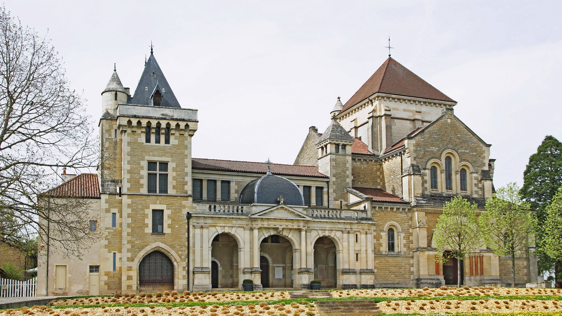 Couvent et basilique Saint-Bernard à Fontaine-lès-Dijon | wikimedia commons Michel FOUCHER CC-BY-SA-4.0