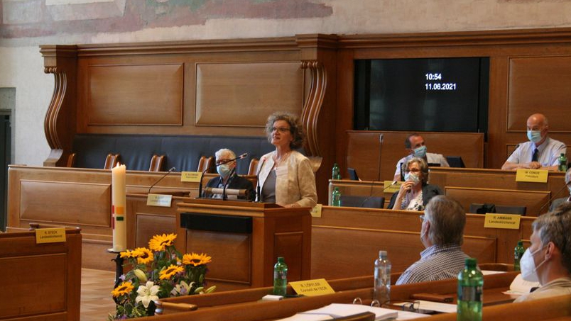 La présidente du Conseil de l'Église nationale, Marie-Louise Beyeler, explique aux délégué(e)s les objectifs de législature du Conseil. | DR