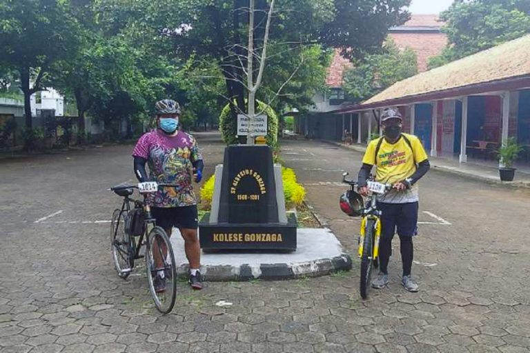 Le Père Suyadi (à d.) et un autre membre d’une équipe jésuite, participants d’un événement sportif destiné à collecter des fonds pour les plus démunis de Jakarta | © DR