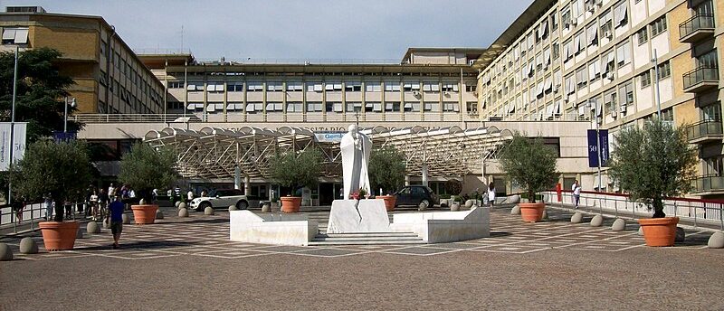 Le pape François a été transporté à l'hôpital Gemelli de Rome | © Wikimedia/Blackcat/CC BY-SA 3.0