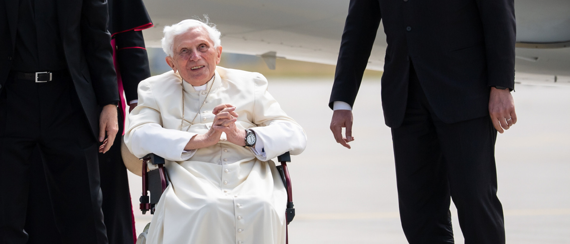 Le pape émérite Benoît XVI à l'aéroport de Munich, le 22 juin 2020, lors de sa visite à son pays natal. | © kna 