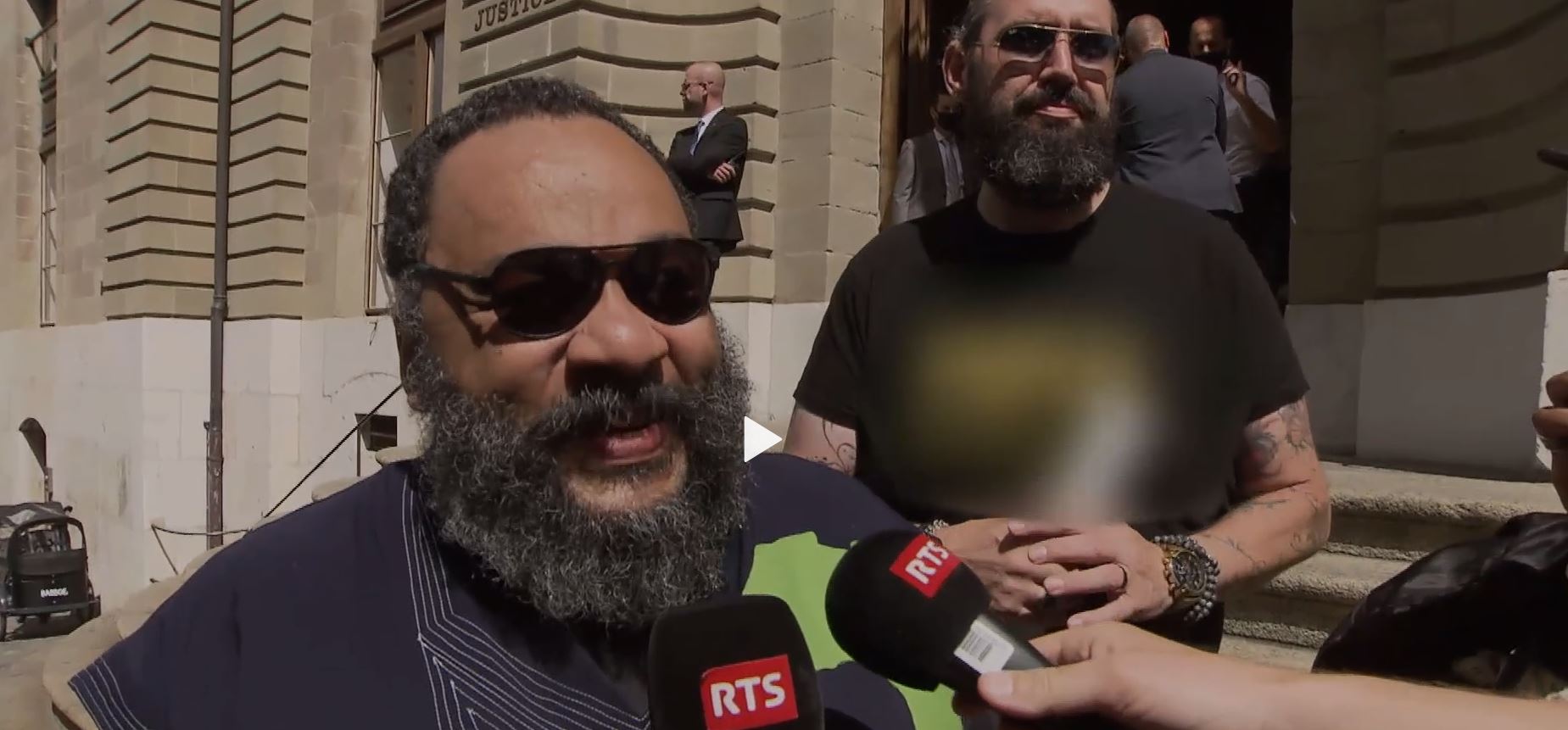 L'humoriste Dieudonné devant le tribunal de Genève | capture d'écran RTS