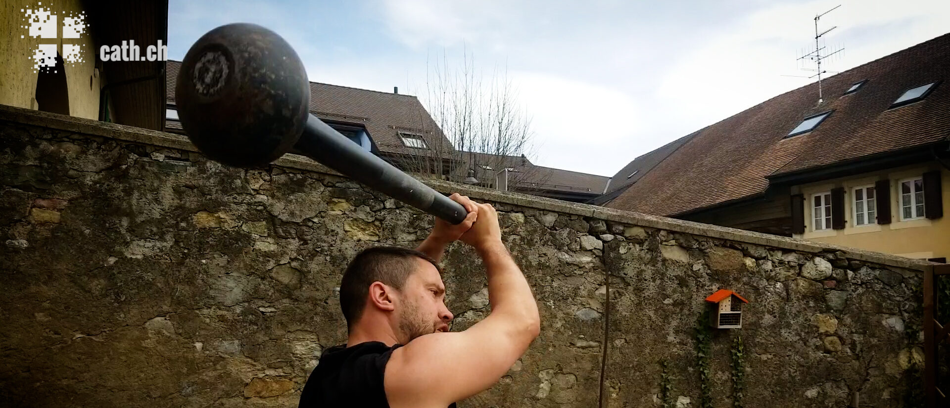 Raphaël Pomey pratique la discipline soviétique du Kettlebell | © Christine Mo Costabella