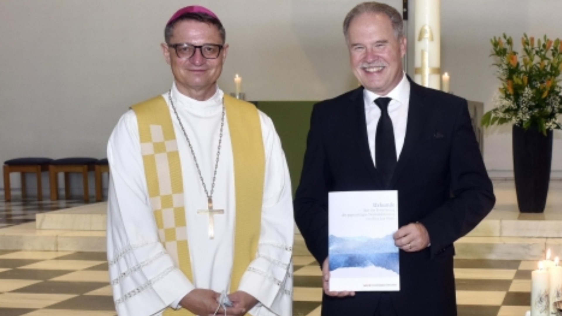 Mgr Felix Gmür, président de la Conférence des évêques suisses (CES), a signé l’ acte de reconnaissance mutuelle du baptême avec l’apôtre de district Jürg Zbinden, président de l’Eglise néo-apostolique de Suisse | © CES/ENA