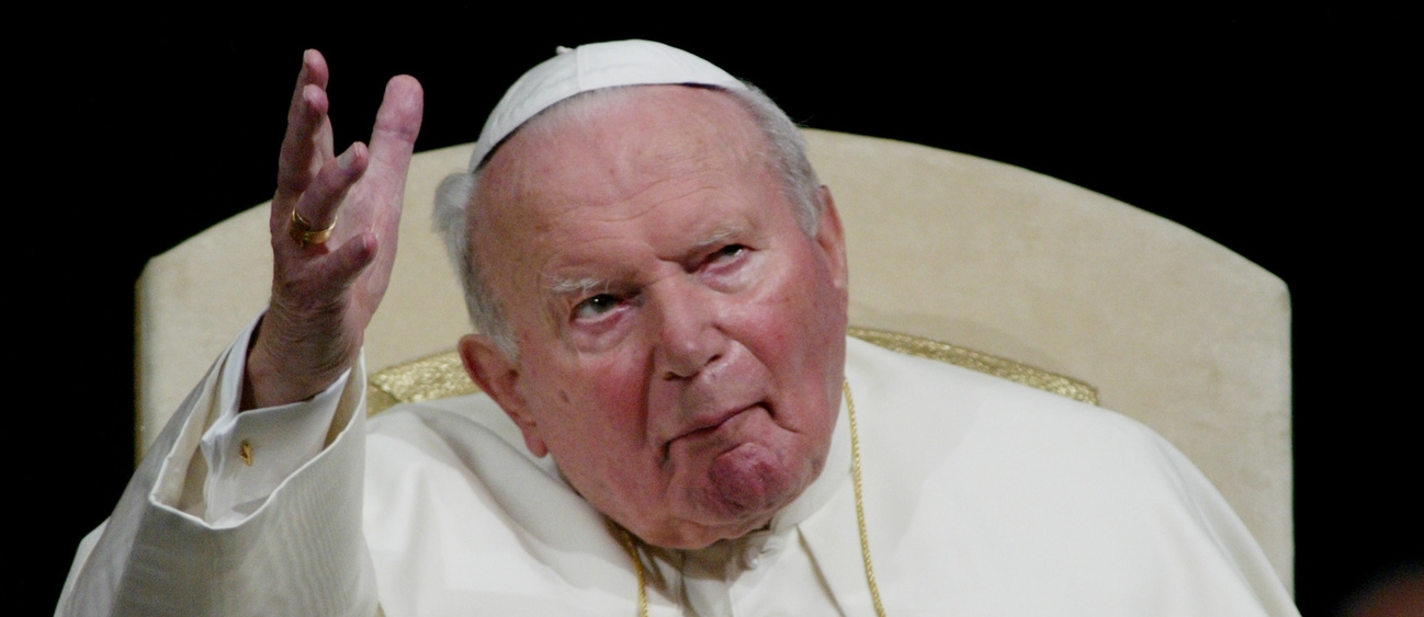 Le pape Jean Paul II, ici lors de sa visite en Suisse en juin 2004, avait repoussé au maximum les limites de la maladie | KEYSTONE/AP Photo/Heribert Proepper