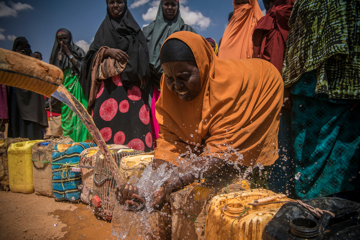 Membre fondatrice du Réseau œcuménique de l'eau, l'organisation humanitaire et œcuménique Norwegian Church Aid assure une distribution d'eau à Uusgure, en Somalie, une région désertique où sévit la sécheresse  | © Håvard Bjelland/Kirkens Nødhjelp