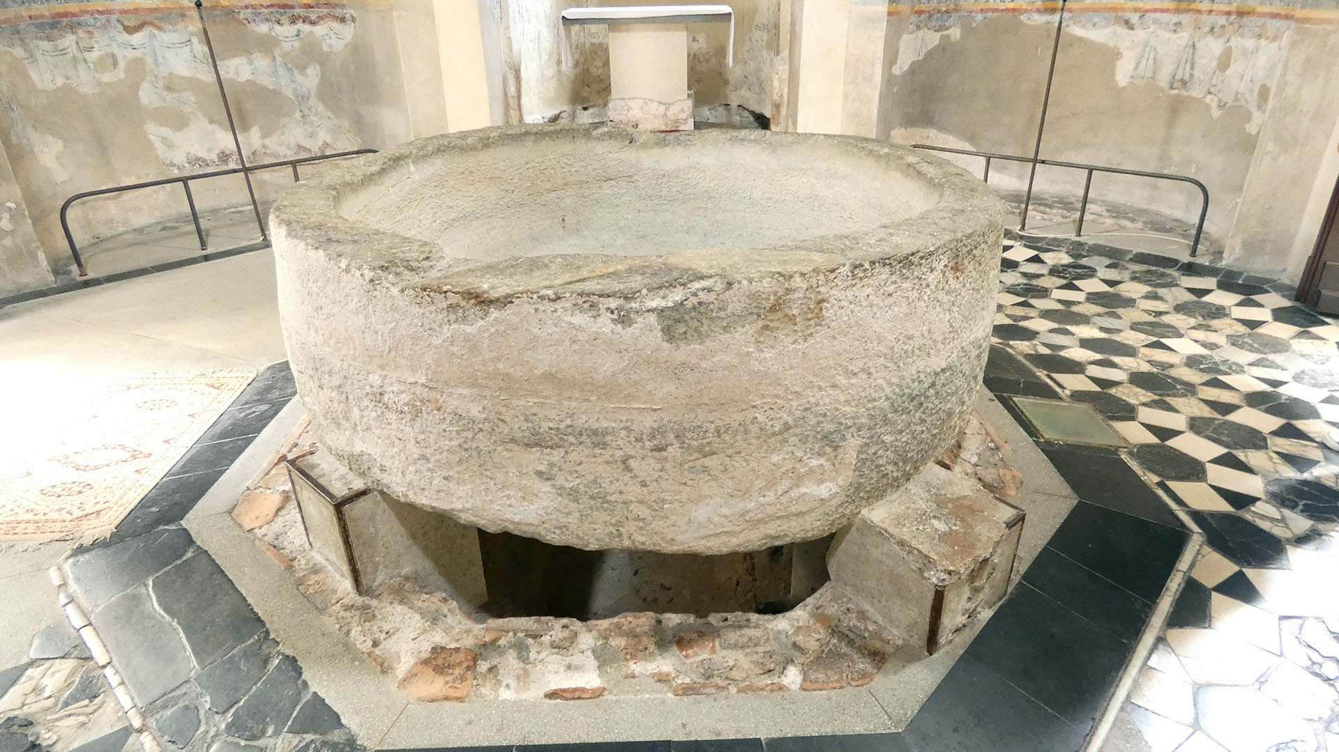 Les fonts baptismaux octogonaux, couverts aujourd'hui par le bassin monolithique du 10ème siècle, étaient revêtus de marbre. | © Davide Pesenti 