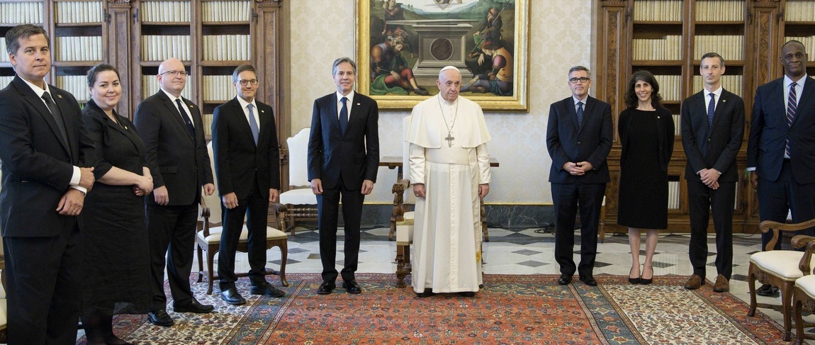 Est-il de gauche ou de droite? Difficile d'intégrer le pape François et l'Eglise dans les schémas politiques traditionnels | photo: visite officielle du secrétaire d'Etat américain Antony Blinken, le 28 juin 2021 © Vatican Media via AP Photo/Keystone