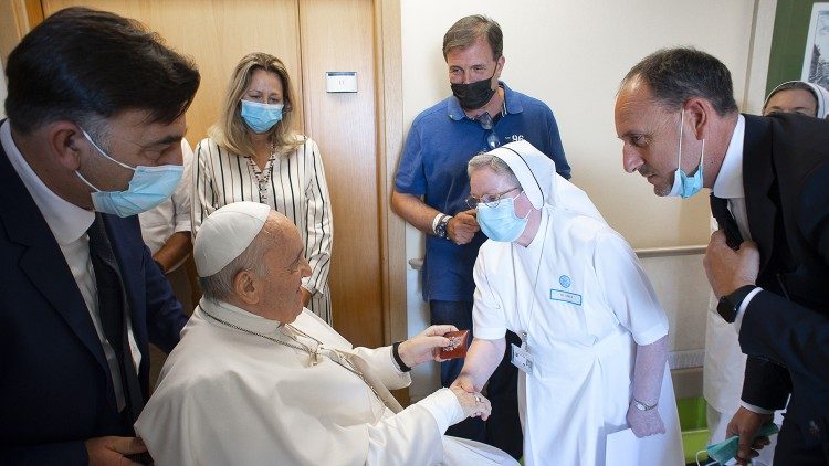 Le pape François a salué les personnes en chaise roulante à la polyclinique Gemelli | © Vatican Media